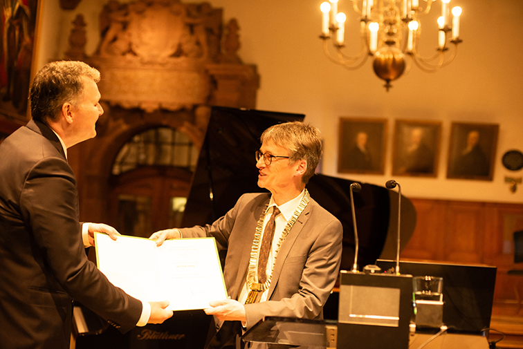 Einführung des neuen Akademie-Mitglieds Prof. Dr. Jan Dirk Harke durch den Präsidenten, Foto: Dirk Brzoska