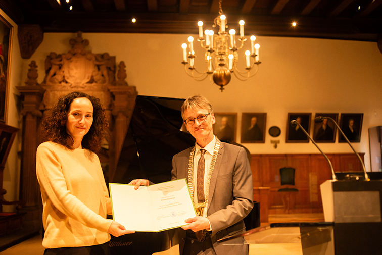 Einführung des neuen Akademie-Mitglieds Prof. Dr. Emese Domahidi durch den Präsidenten, Foto: Dirk Brzoska