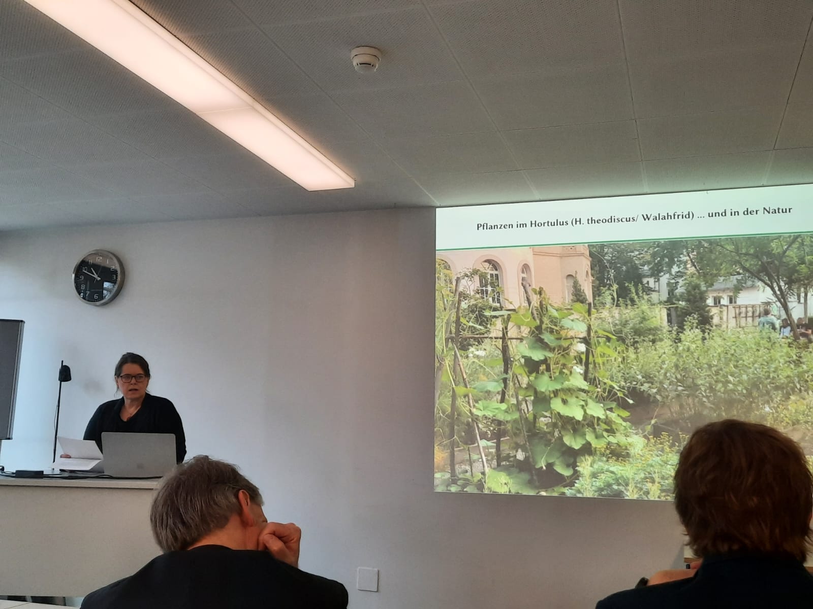 Bezüge zum Hortulus theodiscus im Vortrag von Almut Mikeleitis-Winter. Foto: Aletta Leipold