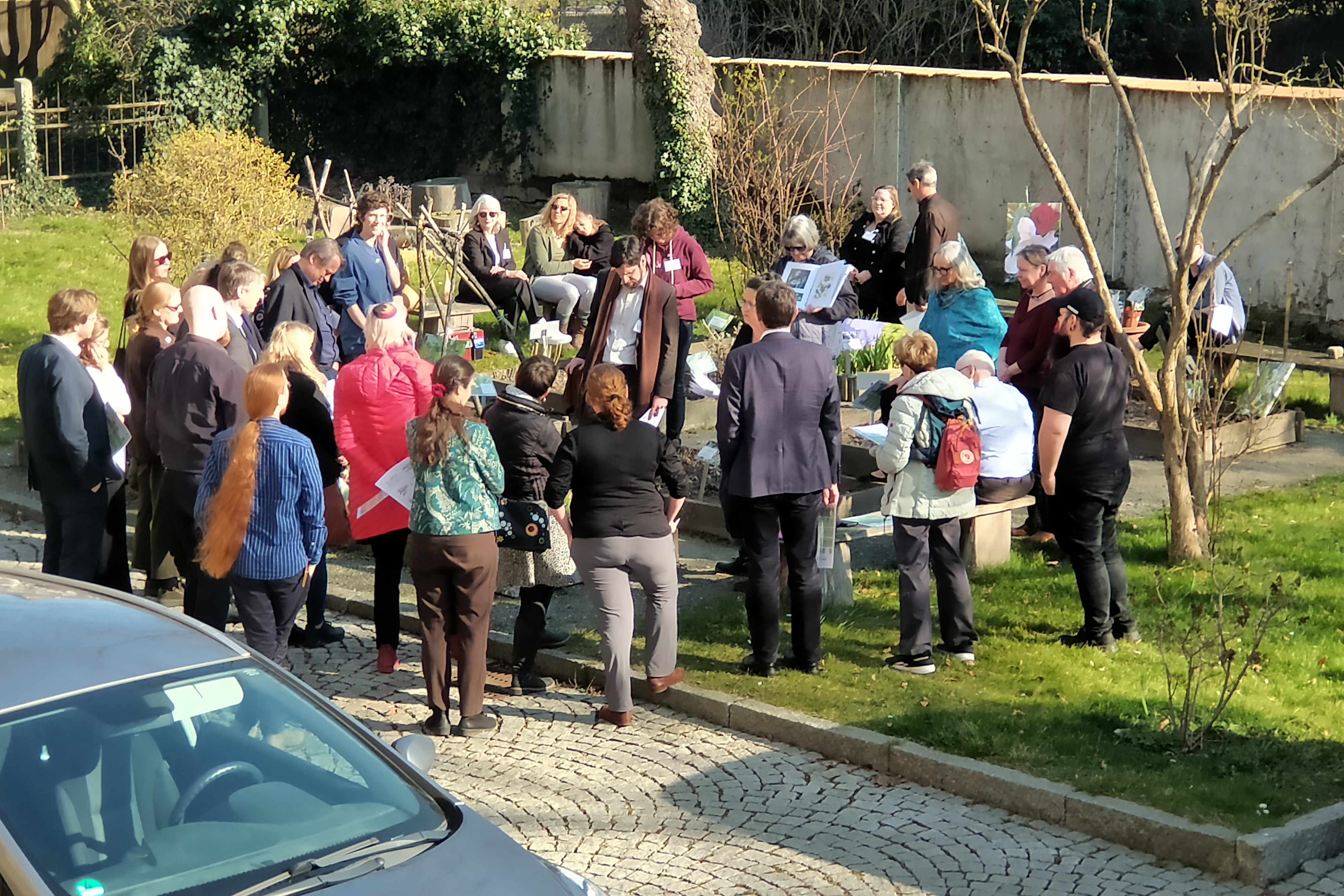 Führung im Hortulus theodiscus bei Frühlingswetter mit Aletta Leipold. Foto: Almut Mikeileitis-Winter