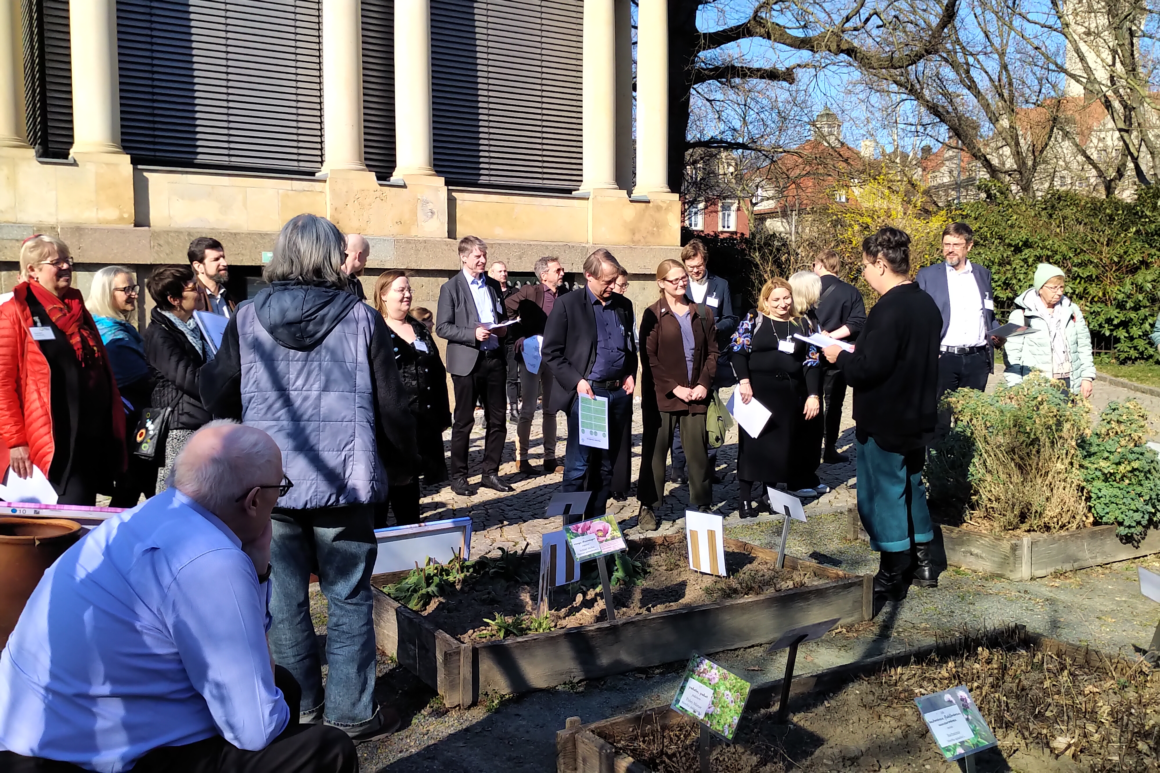 Führung im Hortulus theodiscus bei Frühlingswetter mit Aletta Leipold. Foto: Almut Mikeleitis-Winter