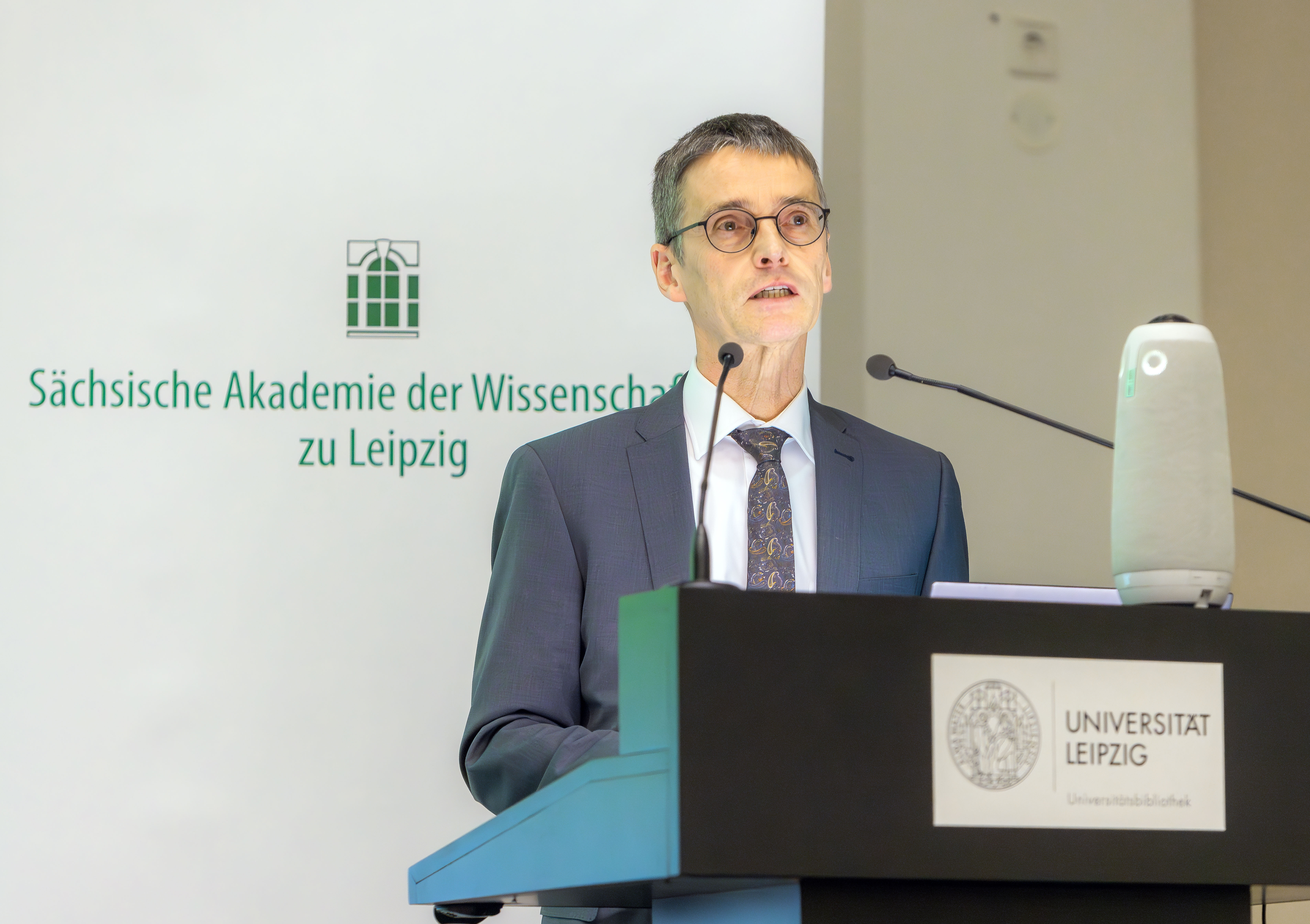 Prof. Dr. Hans-Joachim Knölker hielt die Laudatio auf Dr. Felix Hagemeyer in Anerkennung seiner Promotionsschrift Aschdot und Jerusalem. Eine archäologische und exegetische Untersuchung zu den Beziehungen von südpalästinischer Küstenebene und judäischem Bergland.