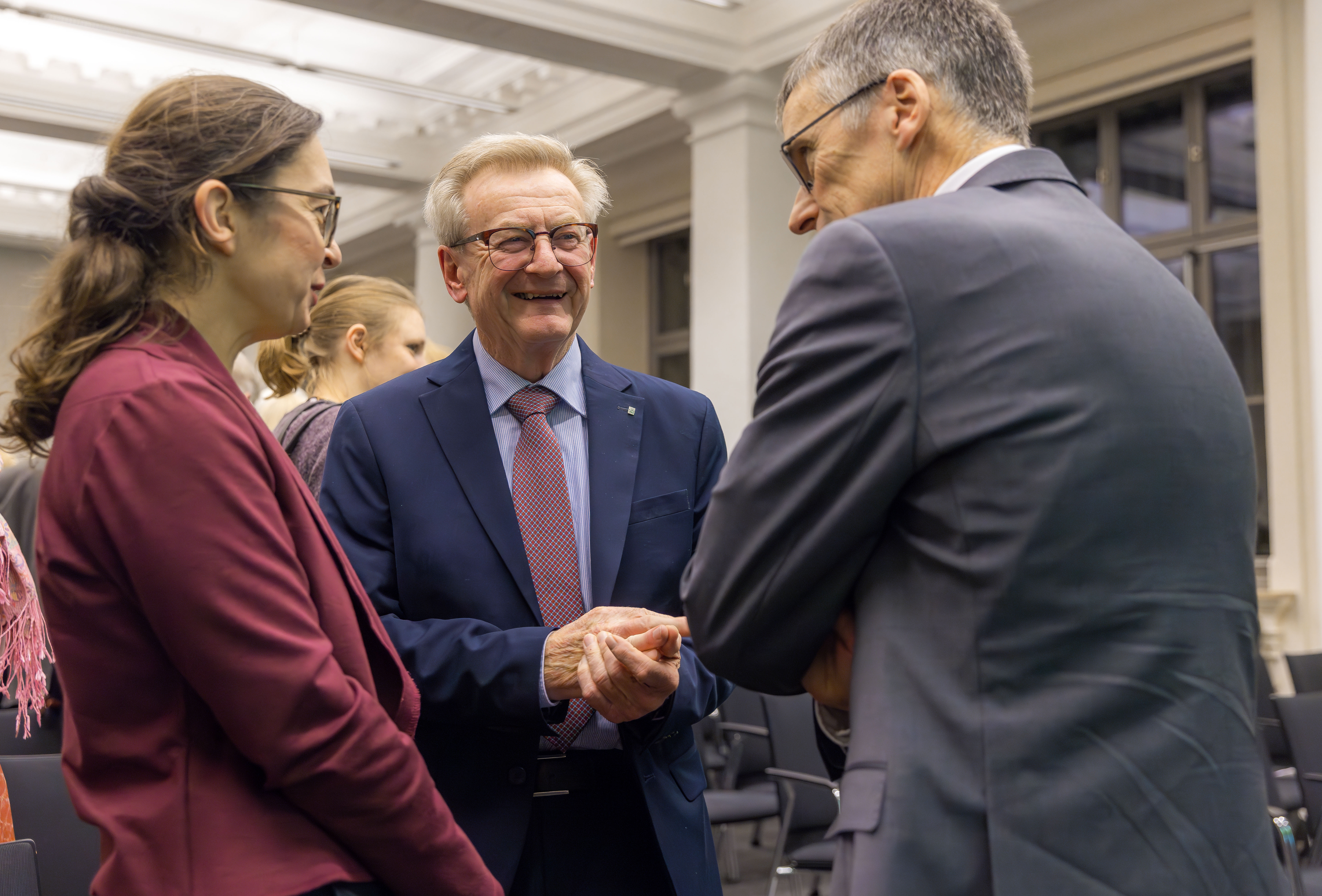 Dr. Claudia Maicher (MdL) im Gespräch mit Prof. Dr. Hans Wiesmeth (Mitte) und Prof. Dr. Hans-Joachim Knölker (rechts). 