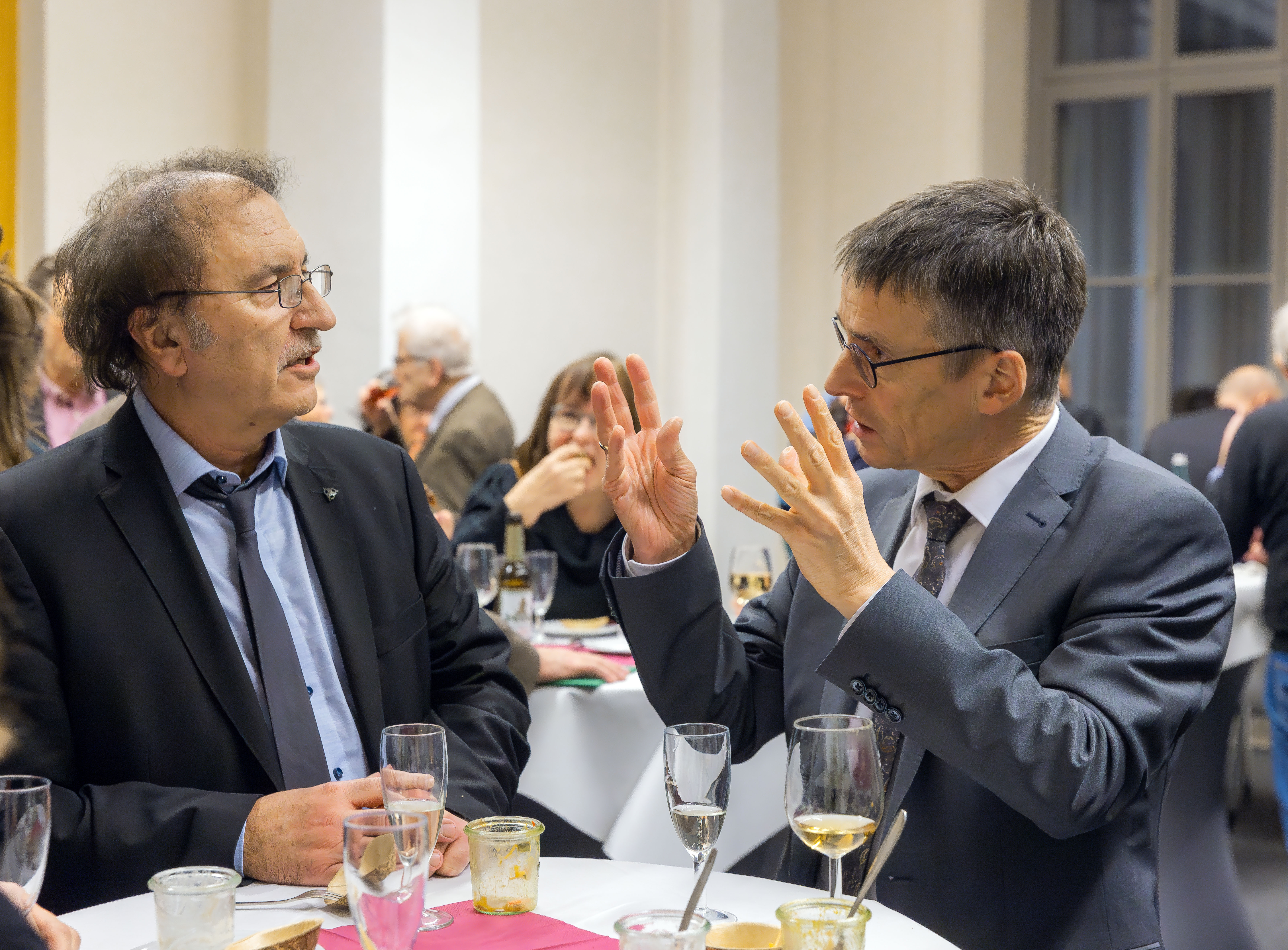 Möglichkeiten zum Austausch gab es beim Empfang im Anschluss an die Öffentliche Herbstsitzung 2023. Hier im Bild: Prof. Dr. Wilfried Hofmann (links) und Prof. Dr. Hans-Joachim Knölker.