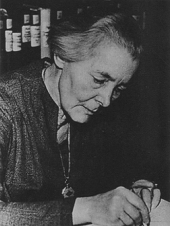 Portait in Schwarz-Weiß am Wörterbuchvorhaben, auf Papier schauend. Sächsische Akademie der Wissenschaften zu Leipzig