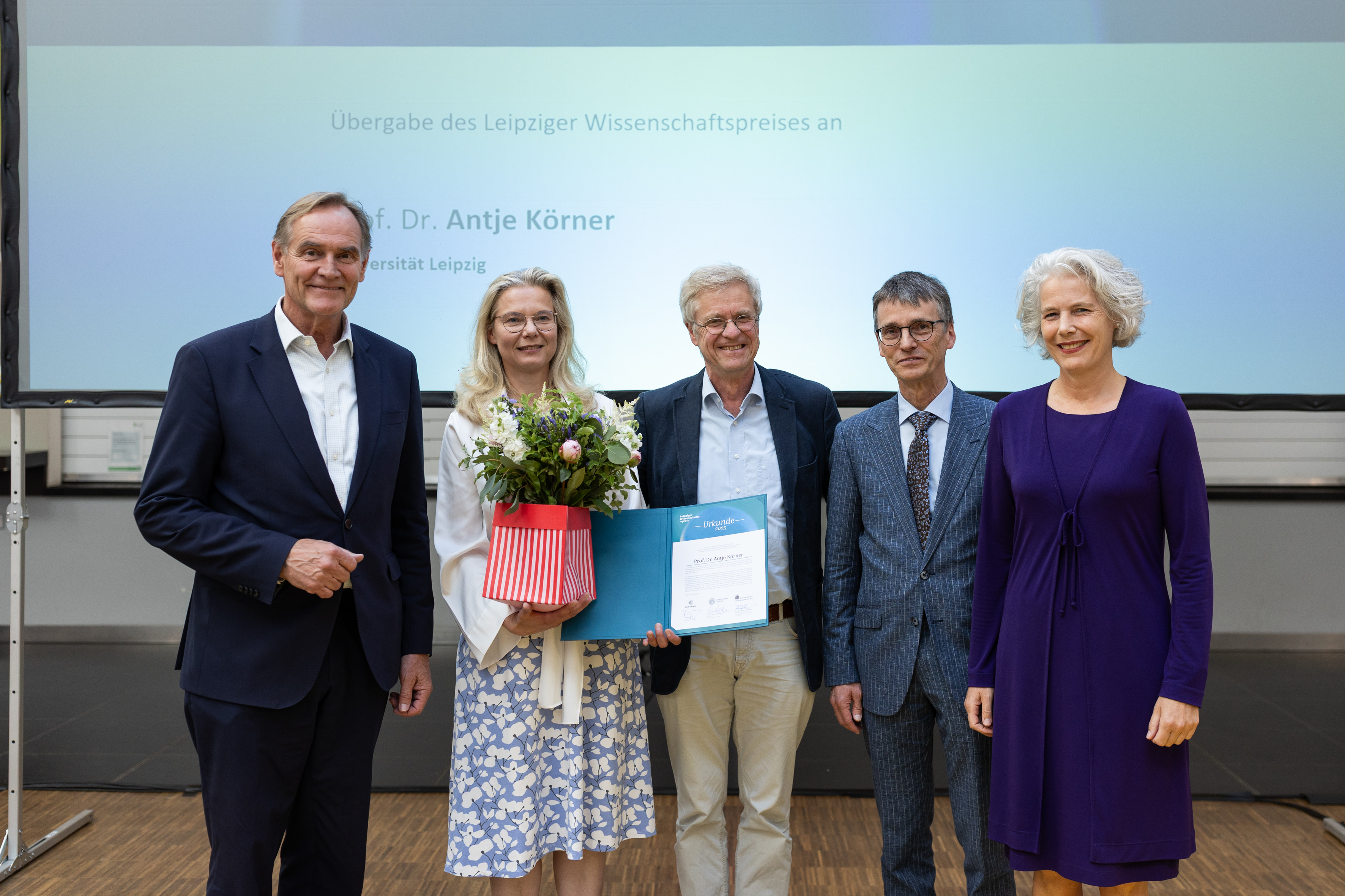 v.l.: Burkhard Jung (Oberbürgermeister der Stadt Leipzig), Prof. Dr. Antje Körner (Preisträgerin), Prof. Dr. Wieland Kiess (Laudatio), Prof. Dr. Hans-Joachim Knölker (Präsident der Sächsischen Akademie der Wissenschaften zu Leipzig), Prof. Dr. Eva Inés Obergfell (Rektorin der Universität Leipzig), Foto: Christian Hüller