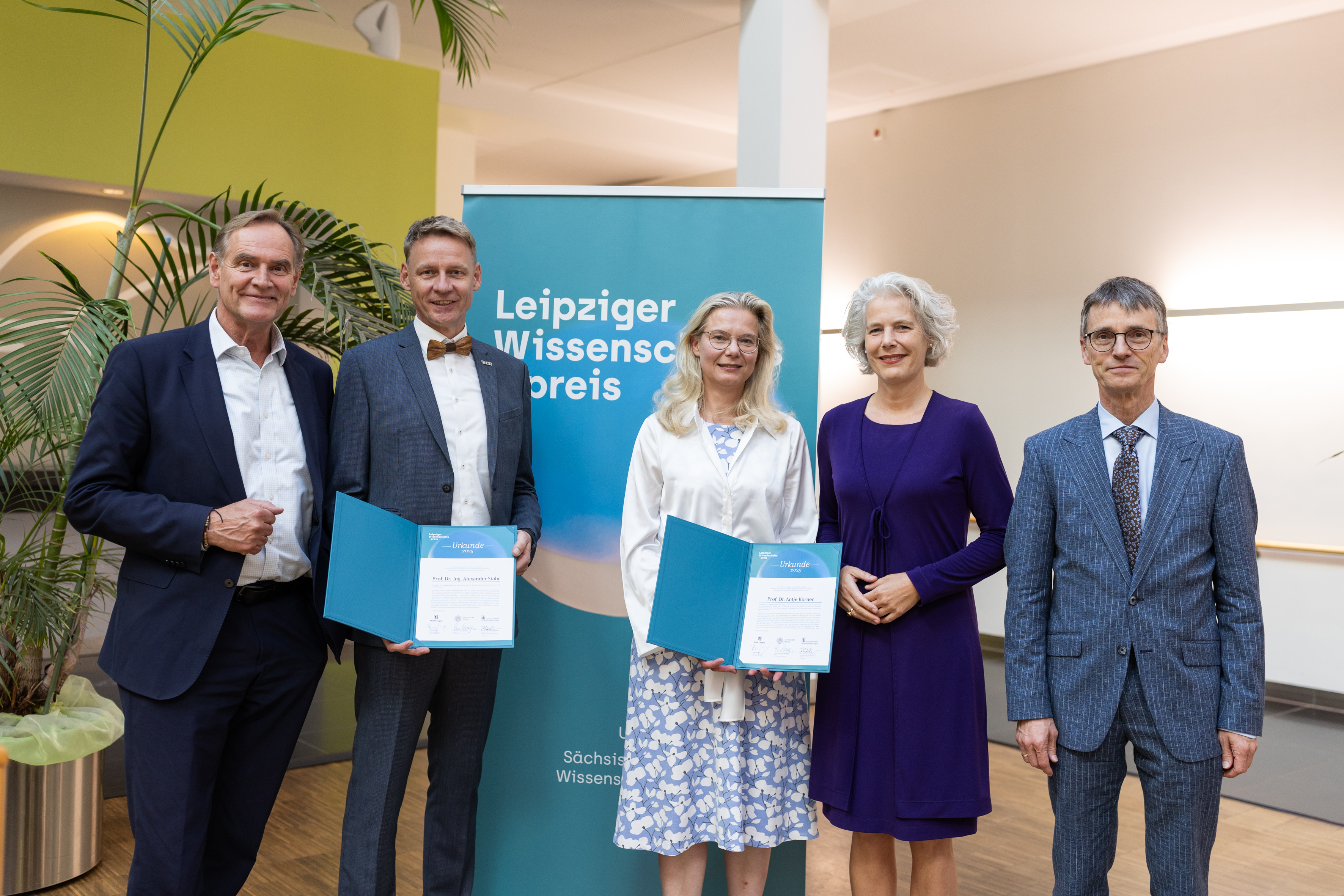 v.l.: Burkhard Jung (Oberbürgermeister der Stadt Leipzig), Prof. Dr.-Ing. Alexander Stahr (Preisträger), Prof. Dr. Antje Körner (Preisträgerin), Prof. Dr. Eva Inés Obergfell (Rektorin der Universität Leipzig), Prof. Dr. Hans-Joachim Knölker (Präsident der Sächsischen Akademie der Wissenschaften zu Leipzig), Foto: Christian Hüller