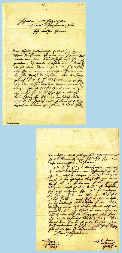 Zwei handschriftliche Briefe, die auf gelbem Papier geschrieben wurden und auf hellblauem Untergrund abfotografiert sind.