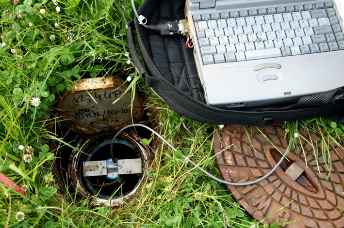 Seismisch sensitive Grundwassermessstelle VL4T im Kurpark von Bad Brambach. Hier wie auch an anderen Stationen werden die Grundwasserstände mit einer zeitlichen Auflösung von 15 Minuten aufgezeichnet und mit der lokalen Seismizität in Beziehung gesetzt.