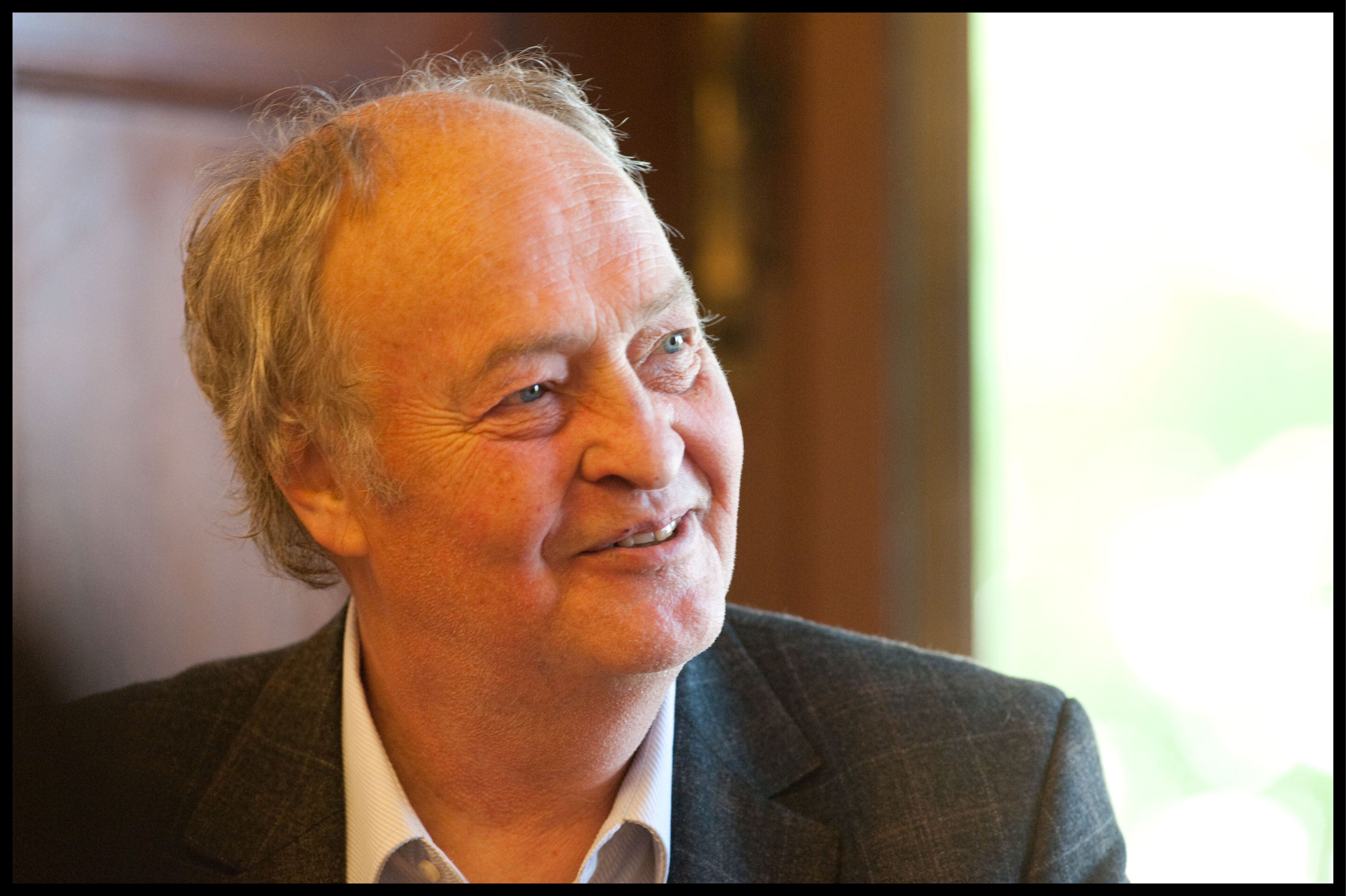 Porträt einer lächelnden männlichen Person, umgeben von schwarzem Trauerrand.