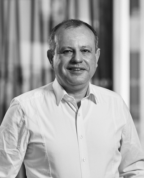 Schwarz-weiß-Porträtfoto einer lächelnden männlichen Person