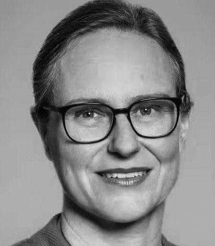 Porträt einer weiblichen Person mit Brille